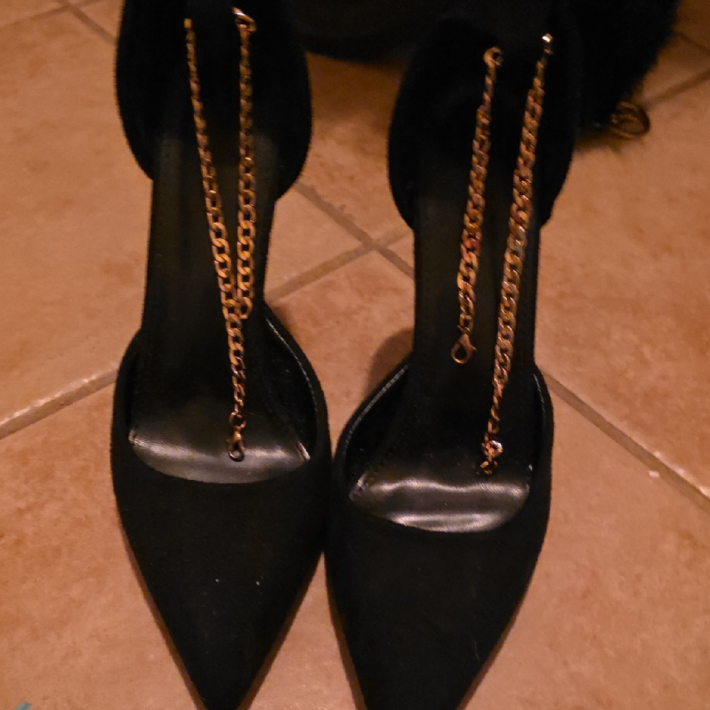 Women's Black Pointed Toe Chain Accent Heels